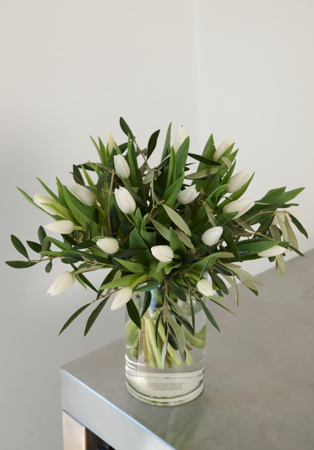 15 hvite tulipaner med grønt