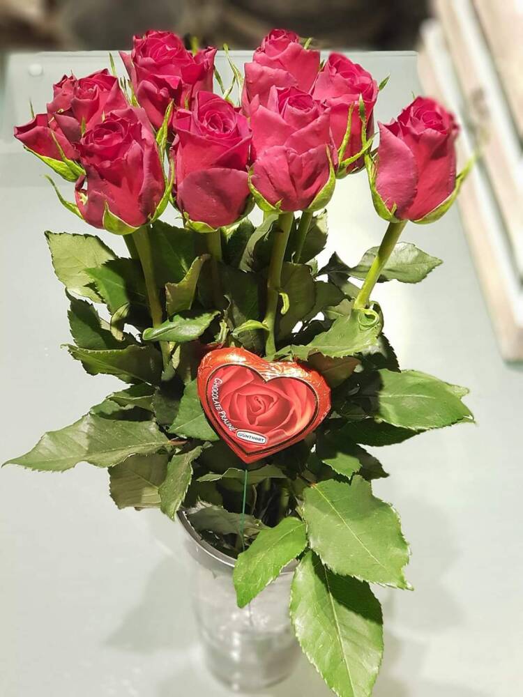 10 stk flotte røde roser med hjerte sjokolade